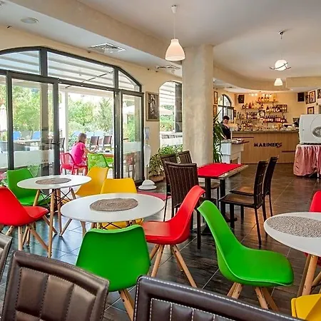Mariner Hotel *