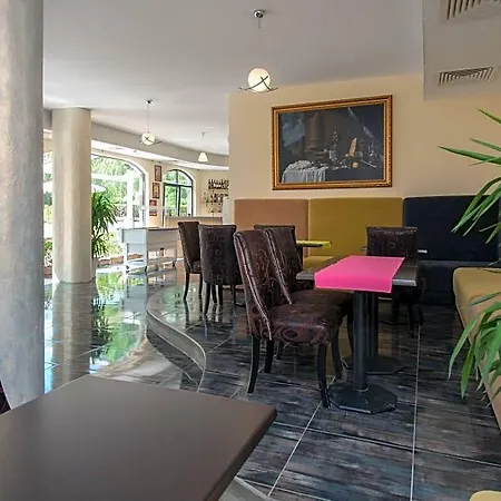 Mariner Hotel *